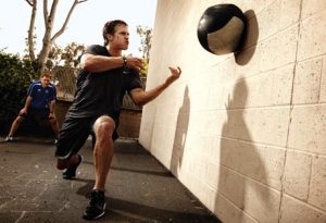 ejercicios con una bola médica